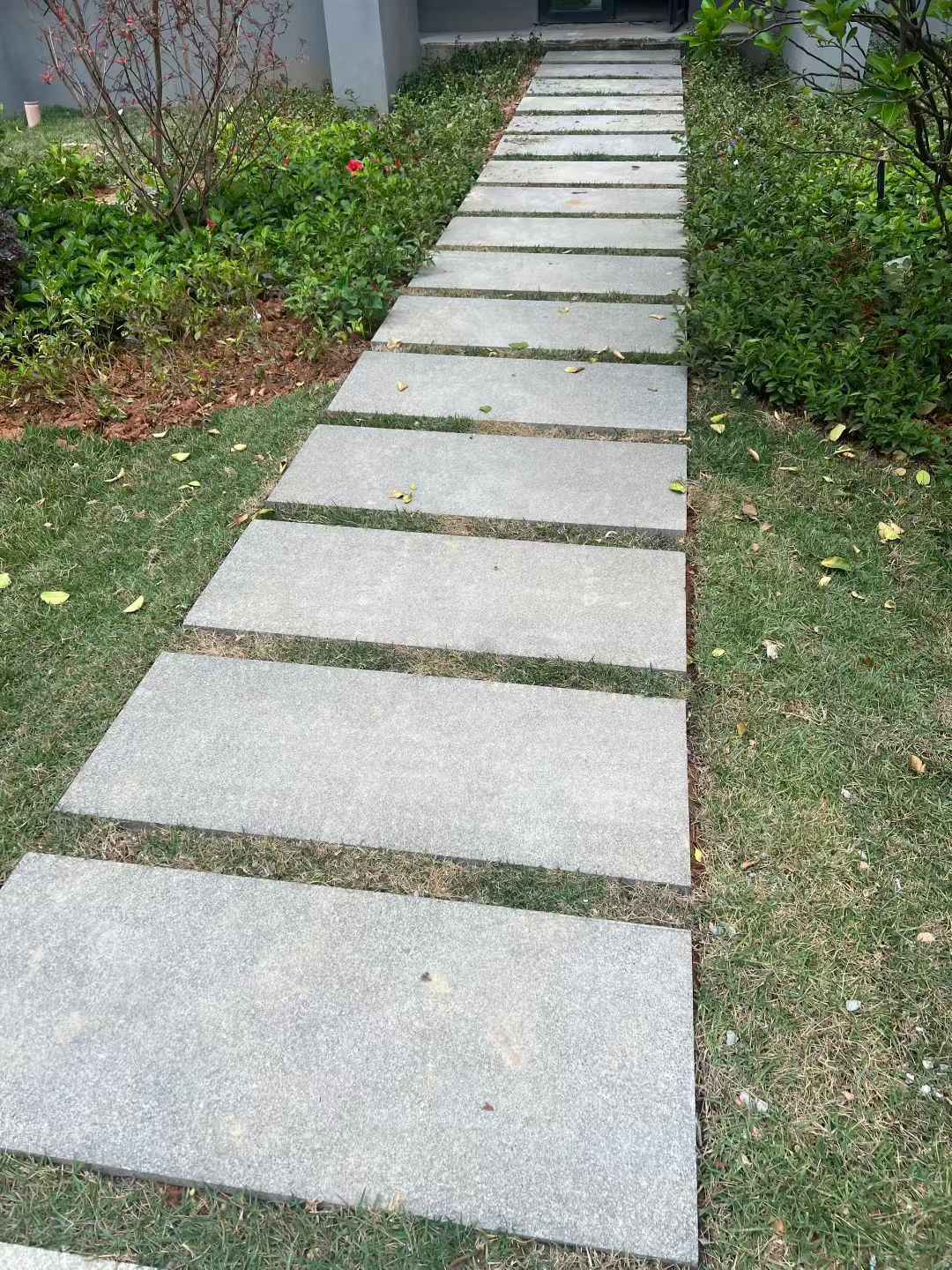 乐山 芝麻黑小区踏步、汀步石铺装效果
