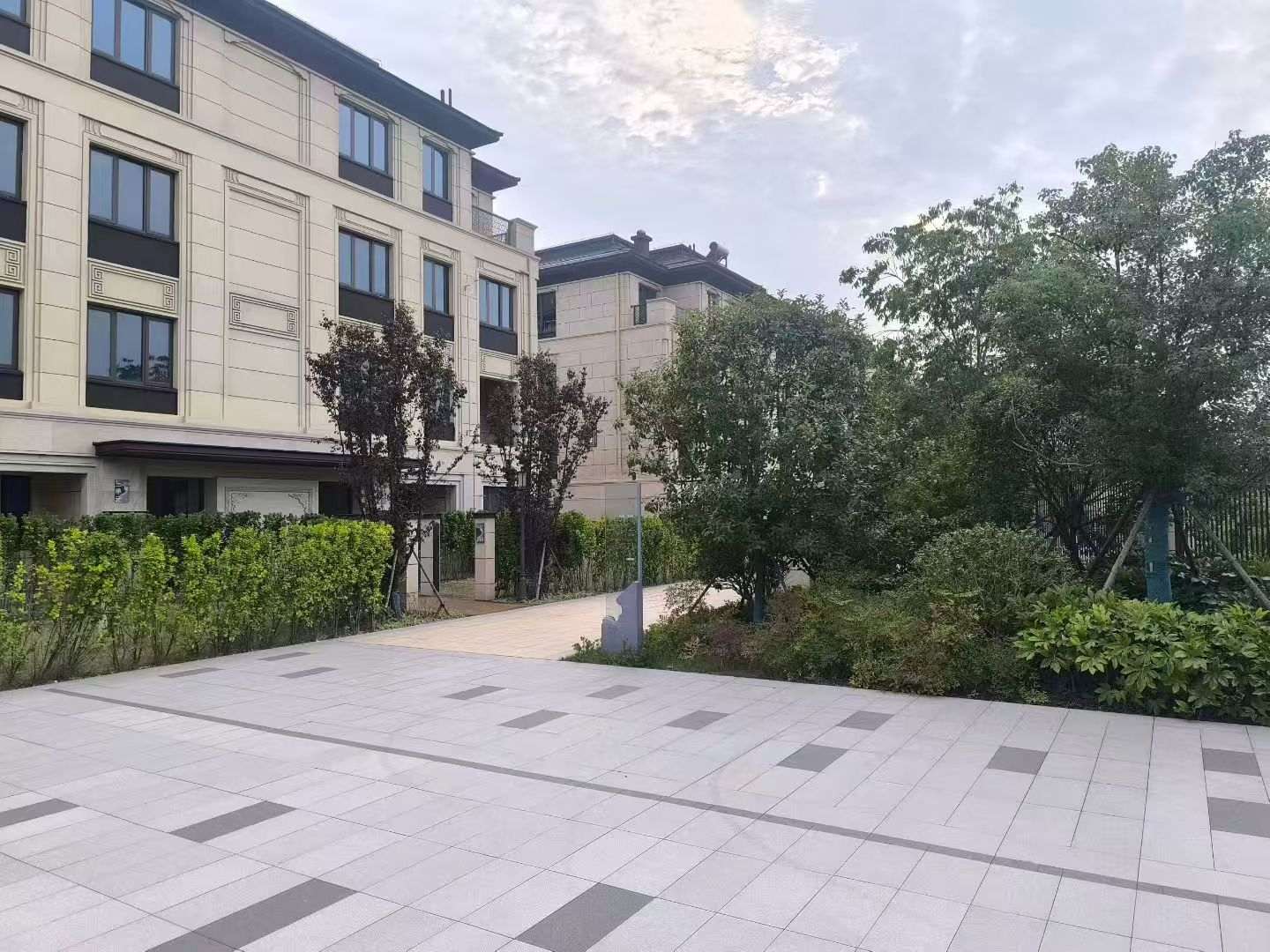 乐山 芝麻白与芝麻白搭配铺装，尺寸1200*600